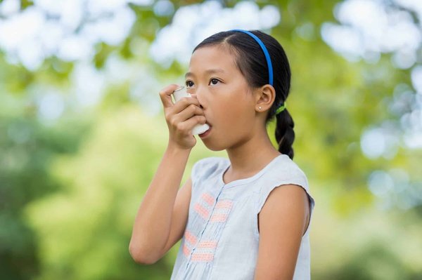 What evidence-based interventions should UK school nurses implement to manage asthma in children?